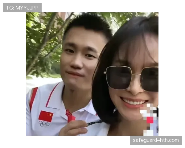 吕小军拎着超市袋子出来，里面的东西能付我三个月房租，我笑不出来